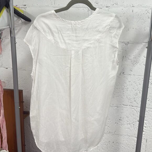 White Women's Top by Bella Dahl - X Small - Great Condition - Button Open Top - Picture 3 of 3